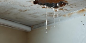 楼上漏水要给物业说吗？