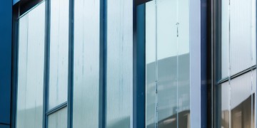 物业给车窗贴纸合理吗？